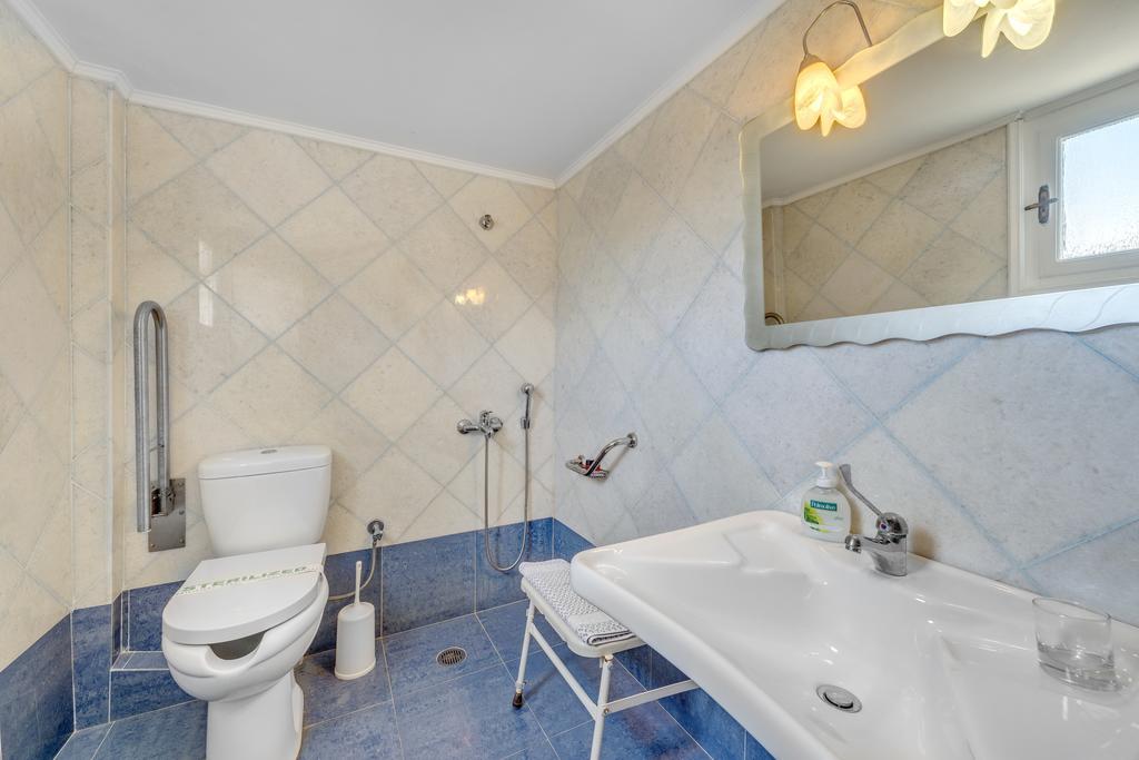 Halaris Hotel